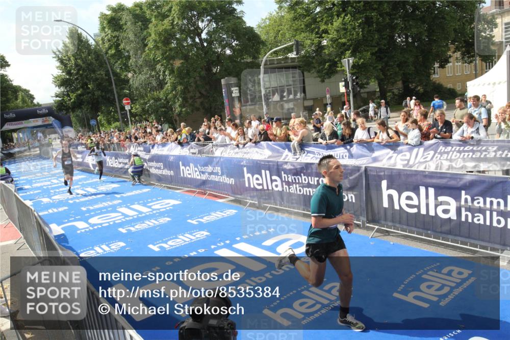 29.06.2025 - hella hamburg halbmarathon Michael Strokosch http://msf.ph/oto/8535384 29.06.2025 10:14:03 Ziel  meine-sportfotos.de