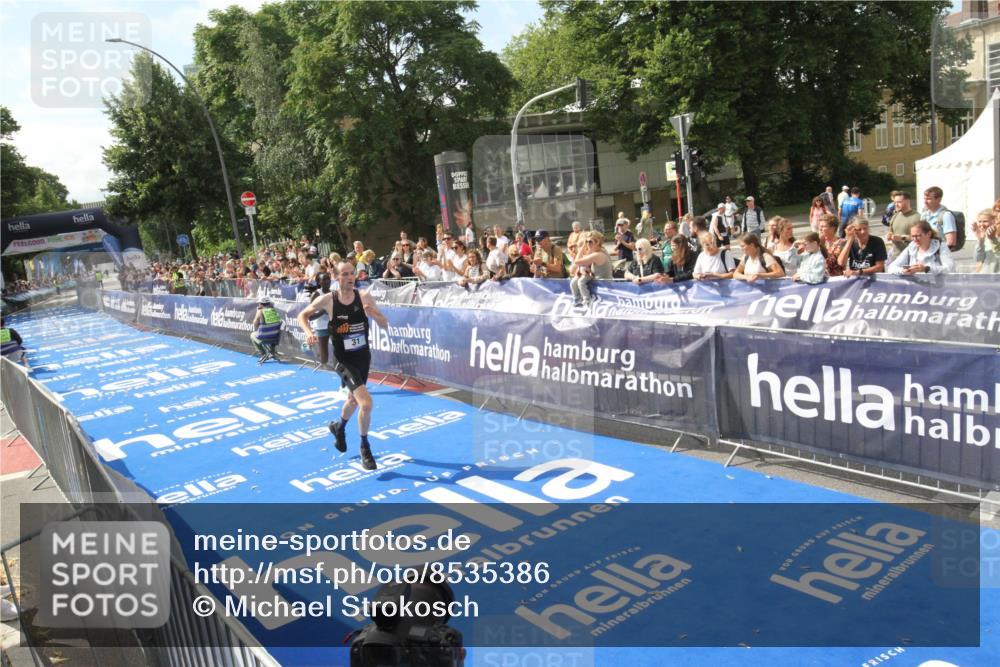 29.06.2025 - hella hamburg halbmarathon Michael Strokosch http://msf.ph/oto/8535386 29.06.2025 10:14:04 Ziel  meine-sportfotos.de
