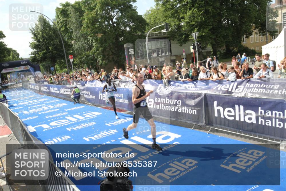 29.06.2025 - hella hamburg halbmarathon Michael Strokosch http://msf.ph/oto/8535387 29.06.2025 10:14:04 Ziel  meine-sportfotos.de