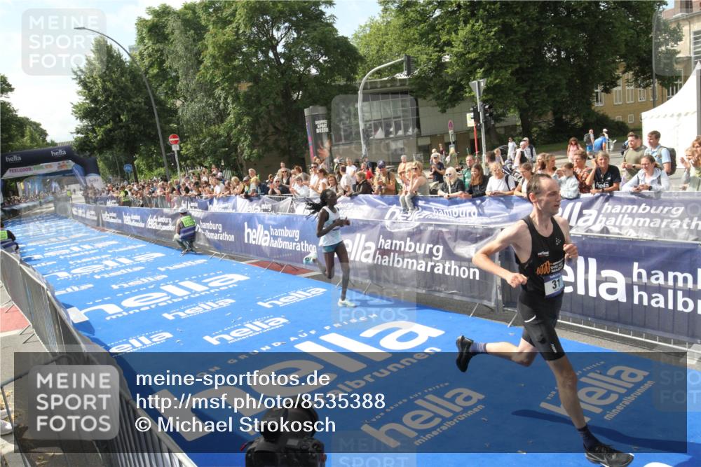 29.06.2025 - hella hamburg halbmarathon Michael Strokosch http://msf.ph/oto/8535388 29.06.2025 10:14:05 Ziel  meine-sportfotos.de