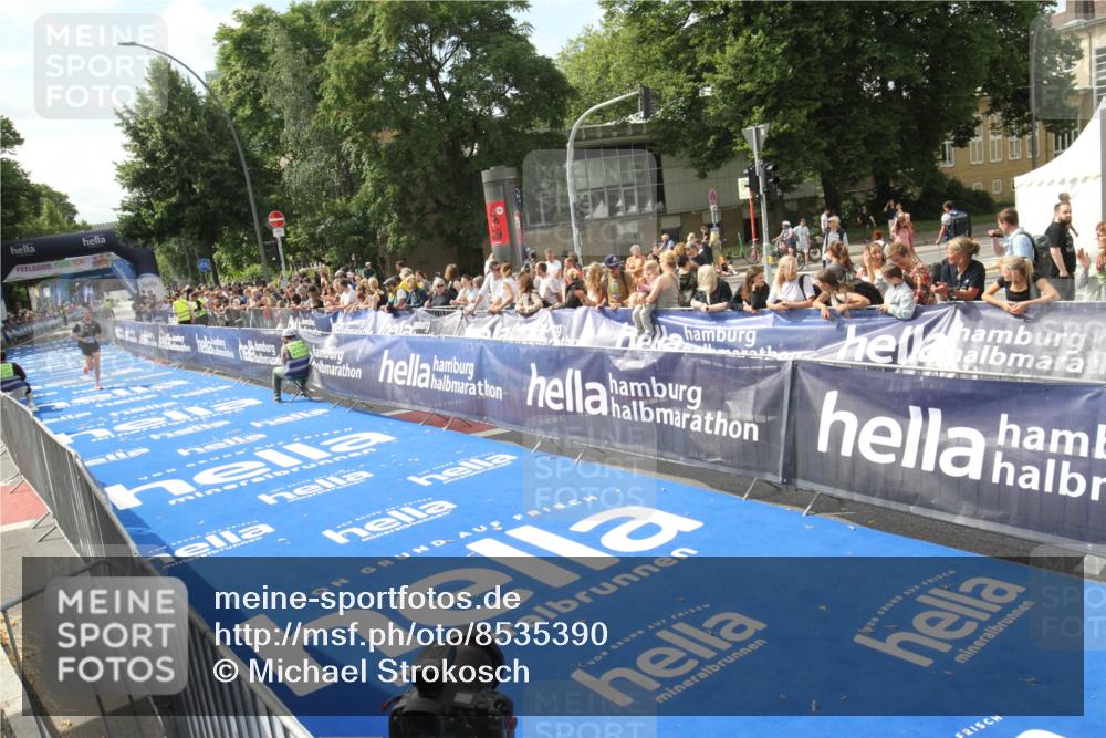 29.06.2025 - hella hamburg halbmarathon Michael Strokosch http://msf.ph/oto/8535390 29.06.2025 10:14:31 Ziel  meine-sportfotos.de