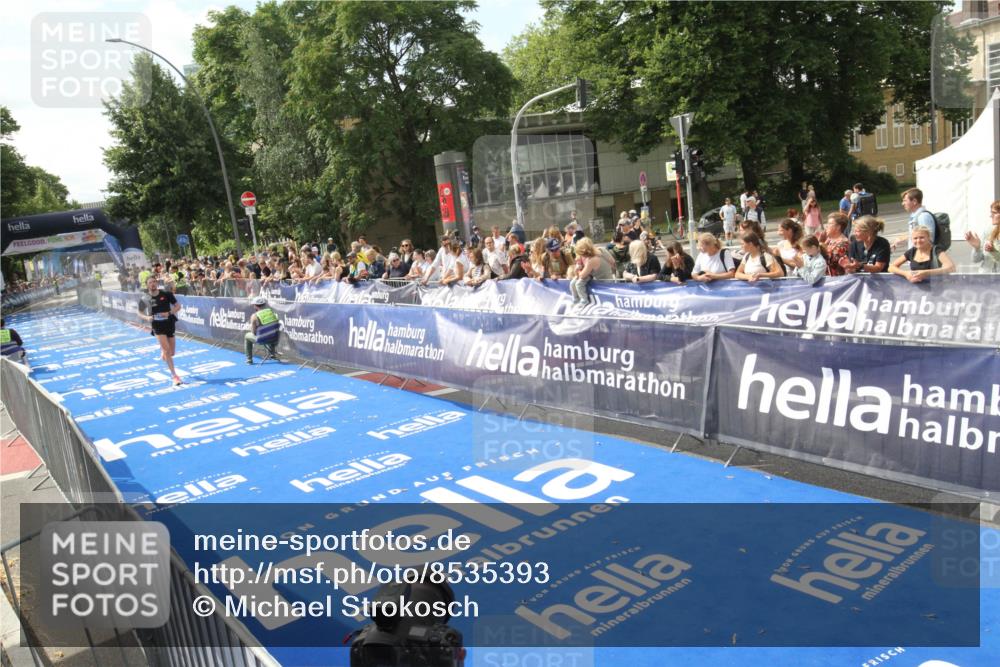 29.06.2025 - hella hamburg halbmarathon Michael Strokosch http://msf.ph/oto/8535393 29.06.2025 10:14:33 Ziel  meine-sportfotos.de