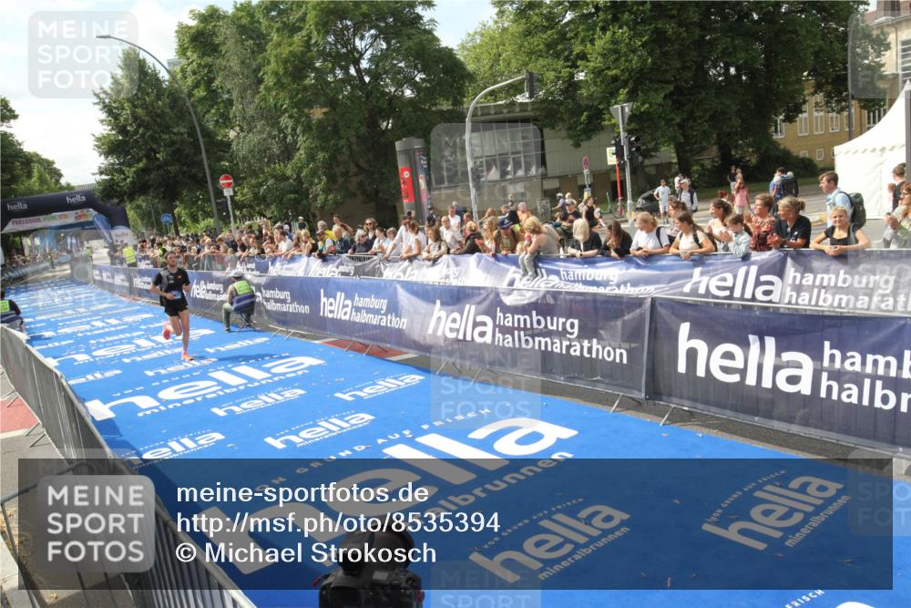 29.06.2025 - hella hamburg halbmarathon Michael Strokosch http://msf.ph/oto/8535394 29.06.2025 10:14:33 Ziel  meine-sportfotos.de