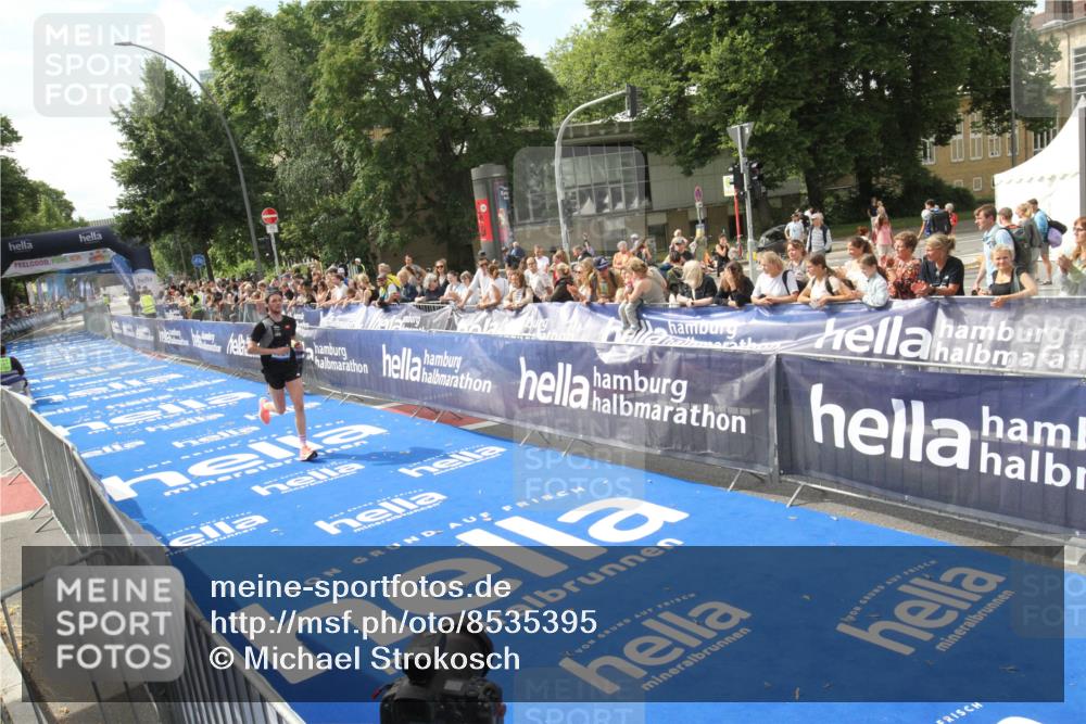 29.06.2025 - hella hamburg halbmarathon Michael Strokosch http://msf.ph/oto/8535395 29.06.2025 10:14:34 Ziel  meine-sportfotos.de