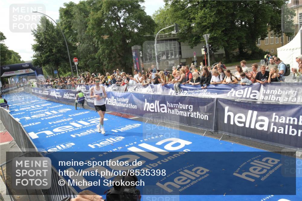 29.06.2025 - hella hamburg halbmarathon Michael Strokosch http://msf.ph/oto/8535398 29.06.2025 10:15:37 Ziel  meine-sportfotos.de