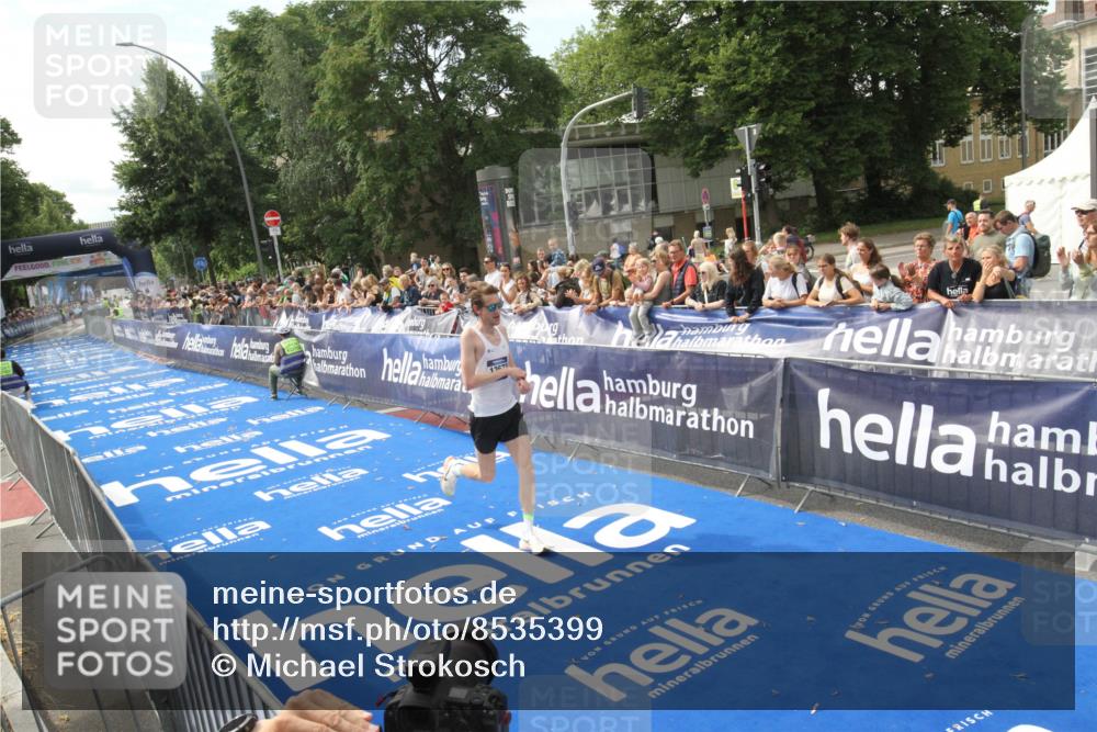 29.06.2025 - hella hamburg halbmarathon Michael Strokosch http://msf.ph/oto/8535399 29.06.2025 10:15:37 Ziel  meine-sportfotos.de