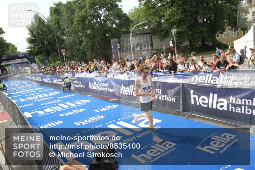 29.06.2025 - hella hamburg halbmarathon Michael Strokosch http://msf.ph/oto/8535400 29.06.2025 10:15:38 Ziel  meine-sportfotos.de