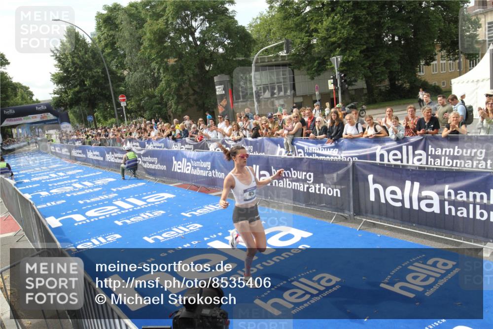 29.06.2025 - hella hamburg halbmarathon Michael Strokosch http://msf.ph/oto/8535406 29.06.2025 10:15:51 Ziel  meine-sportfotos.de