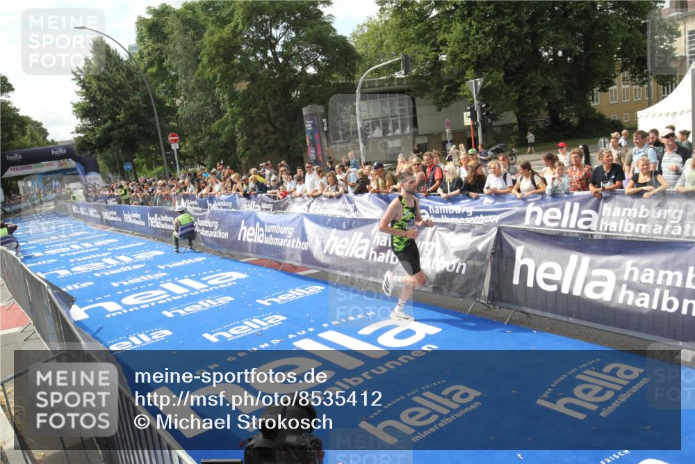 29.06.2025 - hella hamburg halbmarathon Michael Strokosch http://msf.ph/oto/8535412 29.06.2025 10:16:25 Ziel  meine-sportfotos.de