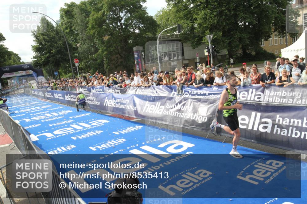 29.06.2025 - hella hamburg halbmarathon Michael Strokosch http://msf.ph/oto/8535413 29.06.2025 10:16:25 Ziel  meine-sportfotos.de