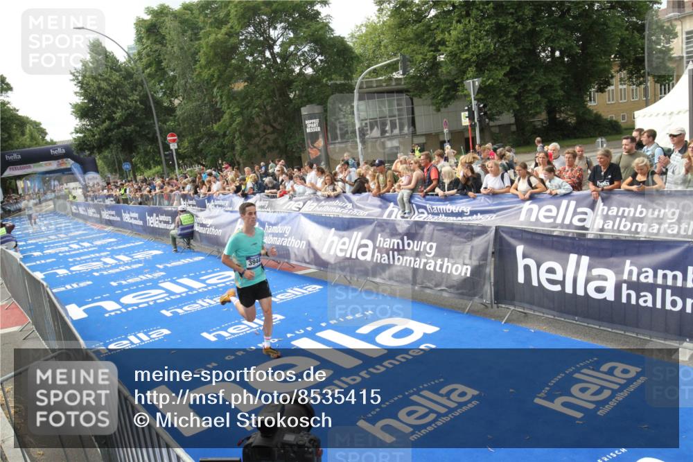 29.06.2025 - hella hamburg halbmarathon Michael Strokosch http://msf.ph/oto/8535415 29.06.2025 10:16:37 Ziel  meine-sportfotos.de
