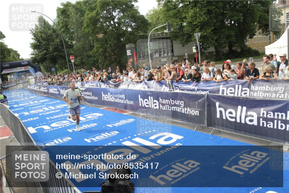 29.06.2025 - hella hamburg halbmarathon Michael Strokosch http://msf.ph/oto/8535417 29.06.2025 10:16:41 Ziel  meine-sportfotos.de