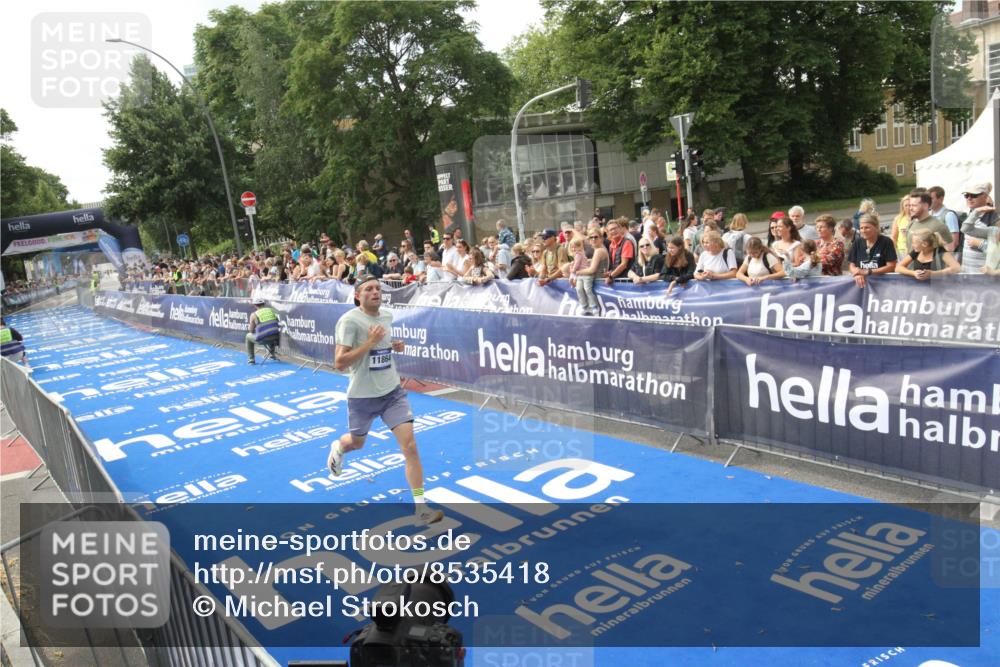 29.06.2025 - hella hamburg halbmarathon Michael Strokosch http://msf.ph/oto/8535418 29.06.2025 10:16:42 Ziel  meine-sportfotos.de
