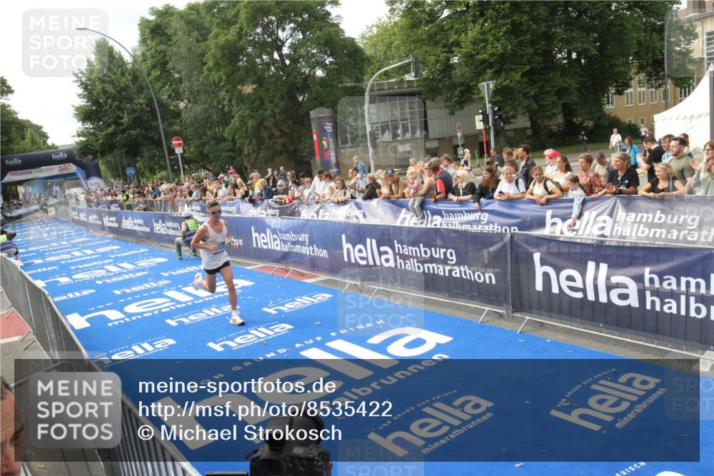 29.06.2025 - hella hamburg halbmarathon Michael Strokosch http://msf.ph/oto/8535422 29.06.2025 10:17:04 Ziel  meine-sportfotos.de