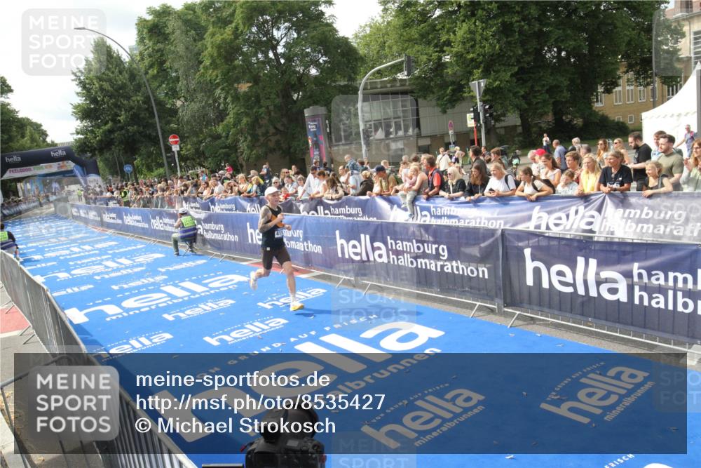 29.06.2025 - hella hamburg halbmarathon Michael Strokosch http://msf.ph/oto/8535427 29.06.2025 10:17:12 Ziel  meine-sportfotos.de