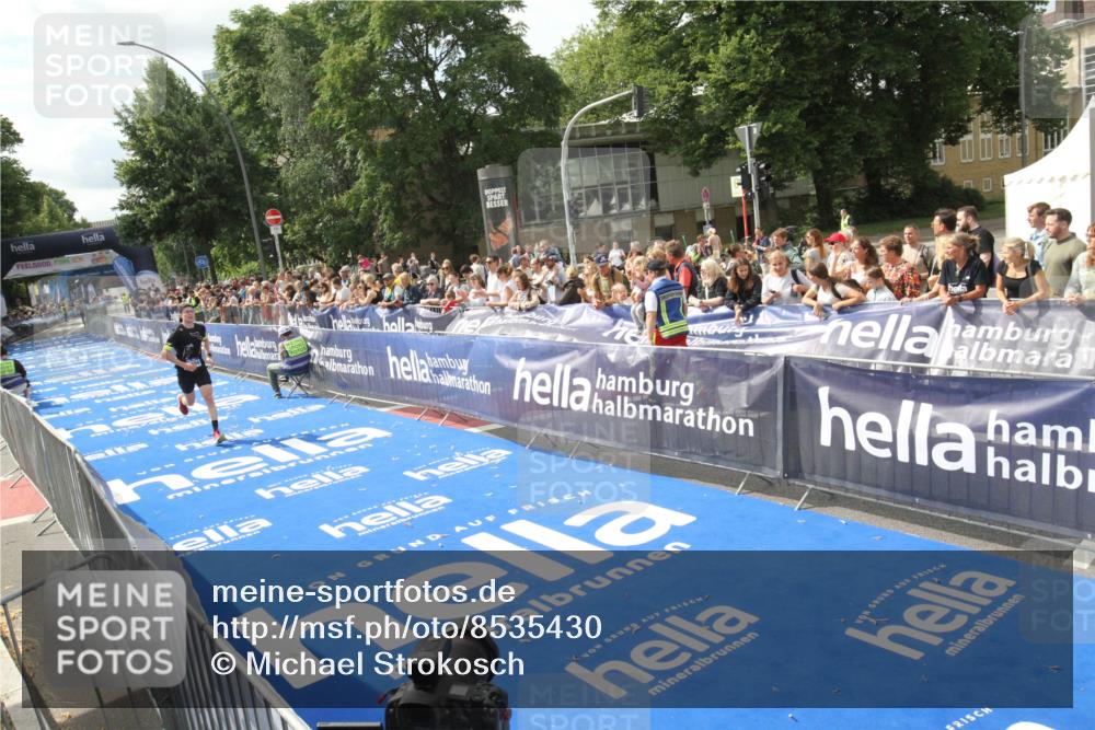 29.06.2025 - hella hamburg halbmarathon Michael Strokosch http://msf.ph/oto/8535430 29.06.2025 10:17:26 Ziel  meine-sportfotos.de