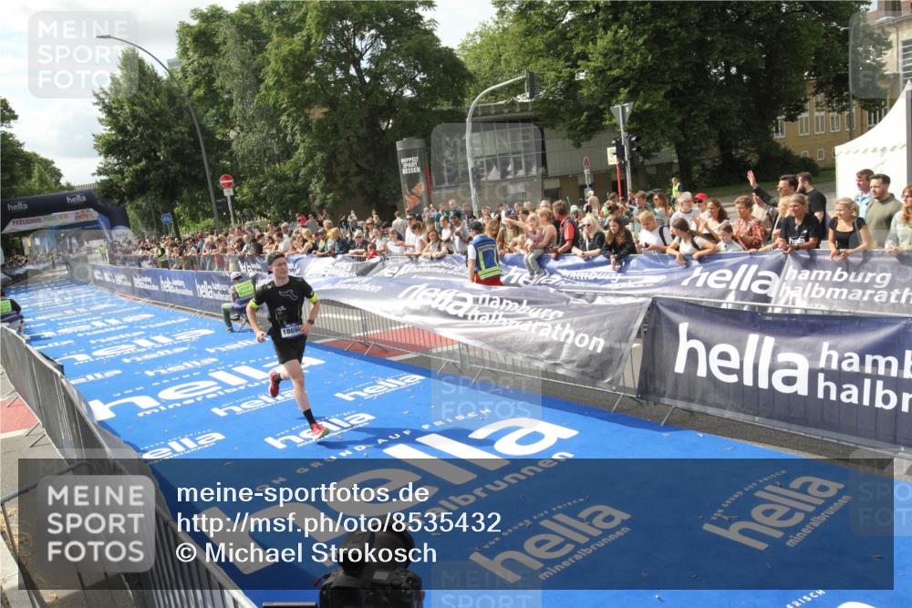 29.06.2025 - hella hamburg halbmarathon Michael Strokosch http://msf.ph/oto/8535432 29.06.2025 10:17:27 Ziel  meine-sportfotos.de