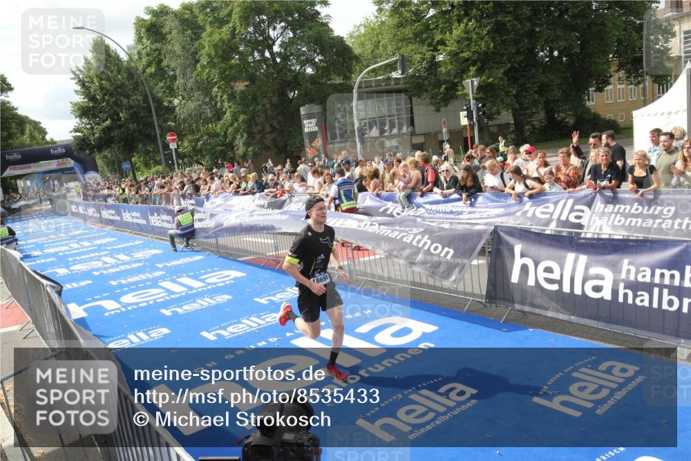 29.06.2025 - hella hamburg halbmarathon Michael Strokosch http://msf.ph/oto/8535433 29.06.2025 10:17:27 Ziel  meine-sportfotos.de