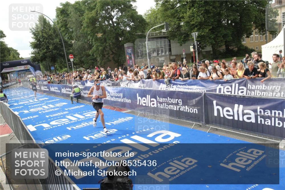 29.06.2025 - hella hamburg halbmarathon Michael Strokosch http://msf.ph/oto/8535436 29.06.2025 10:17:58 Ziel  meine-sportfotos.de