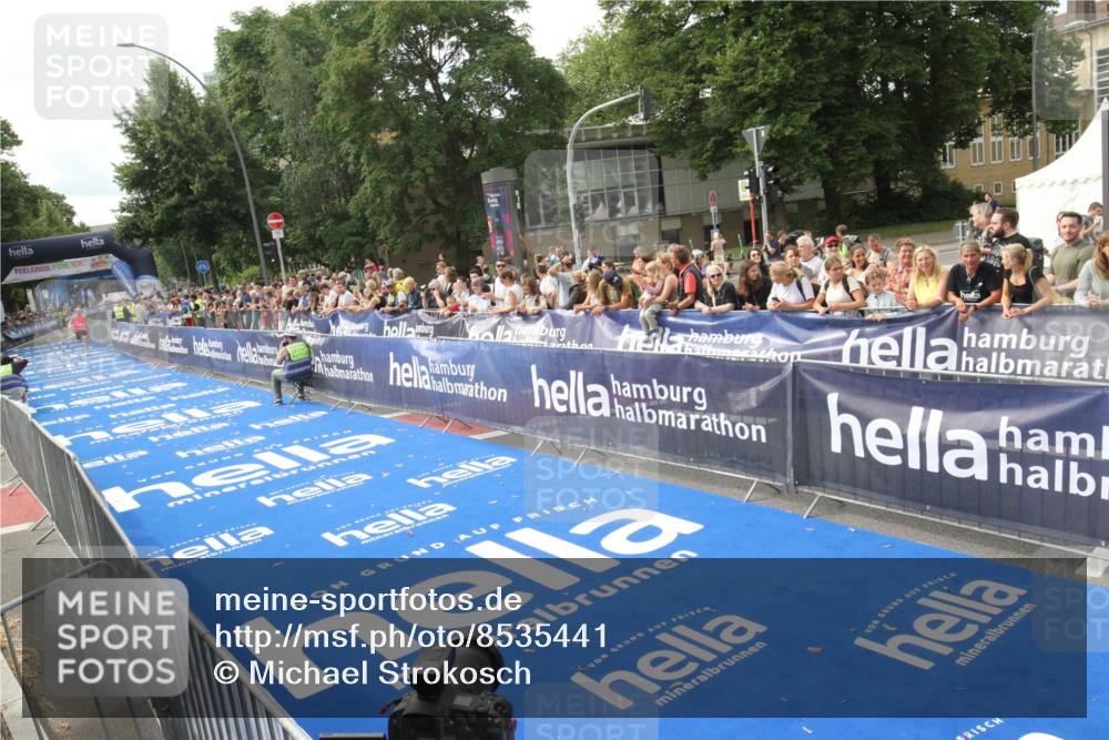 29.06.2025 - hella hamburg halbmarathon Michael Strokosch http://msf.ph/oto/8535441 29.06.2025 10:18:02 Ziel  meine-sportfotos.de