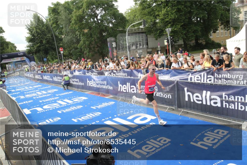 29.06.2025 - hella hamburg halbmarathon Michael Strokosch http://msf.ph/oto/8535445 29.06.2025 10:18:08 Ziel  meine-sportfotos.de