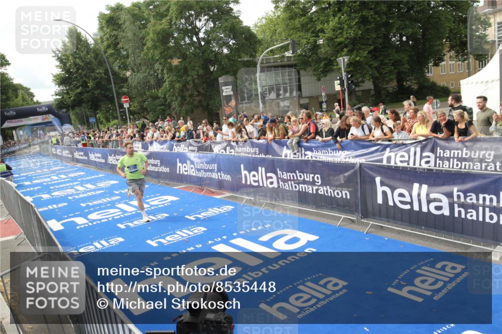 29.06.2025 - hella hamburg halbmarathon Michael Strokosch http://msf.ph/oto/8535448 29.06.2025 10:18:15 Ziel  meine-sportfotos.de