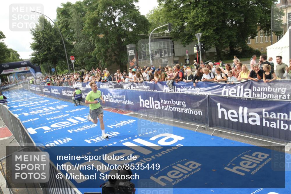 29.06.2025 - hella hamburg halbmarathon Michael Strokosch http://msf.ph/oto/8535449 29.06.2025 10:18:15 Ziel  meine-sportfotos.de