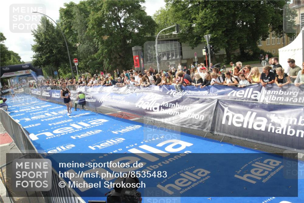 29.06.2025 - hella hamburg halbmarathon Michael Strokosch http://msf.ph/oto/8535483 29.06.2025 10:19:25 Ziel  meine-sportfotos.de