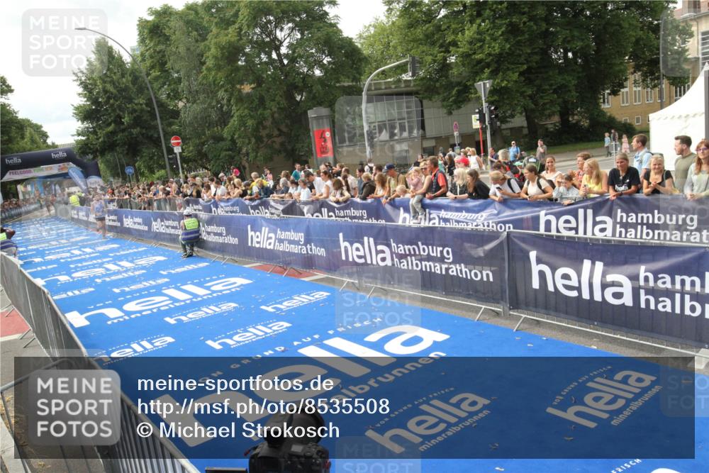 29.06.2025 - hella hamburg halbmarathon Michael Strokosch http://msf.ph/oto/8535508 29.06.2025 10:20:08 Ziel  meine-sportfotos.de