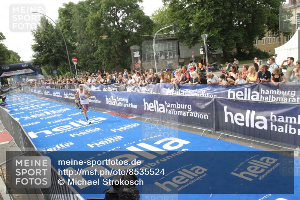 29.06.2025 - hella hamburg halbmarathon Michael Strokosch http://msf.ph/oto/8535524 29.06.2025 10:20:40 Ziel  meine-sportfotos.de
