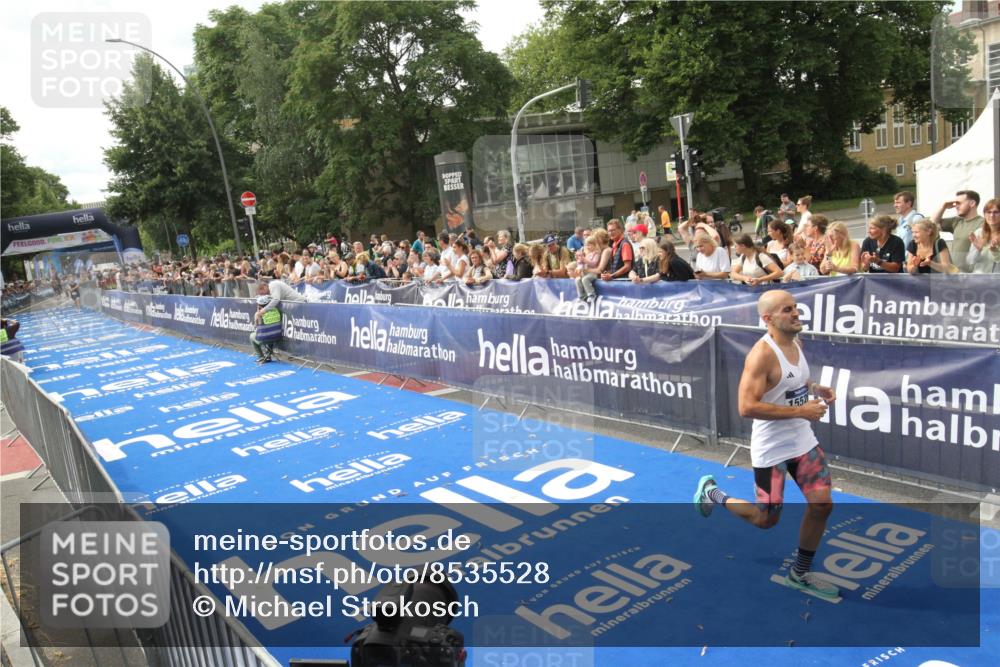 29.06.2025 - hella hamburg halbmarathon Michael Strokosch http://msf.ph/oto/8535528 29.06.2025 10:20:41 Ziel  meine-sportfotos.de