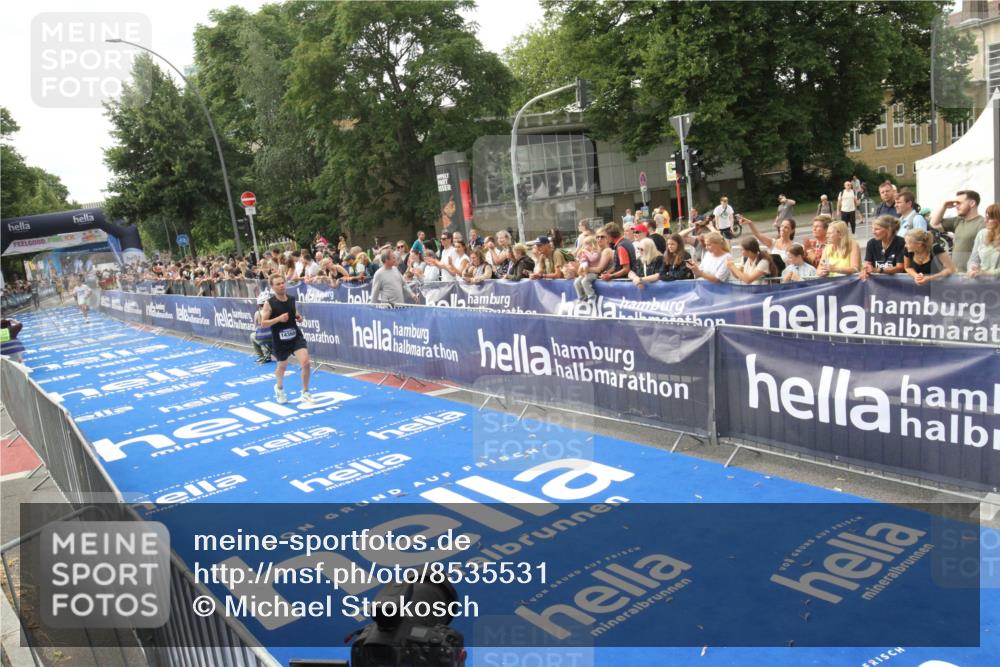 29.06.2025 - hella hamburg halbmarathon Michael Strokosch http://msf.ph/oto/8535531 29.06.2025 10:20:48 Ziel  meine-sportfotos.de
