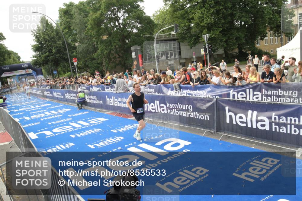 29.06.2025 - hella hamburg halbmarathon Michael Strokosch http://msf.ph/oto/8535533 29.06.2025 10:20:49 Ziel  meine-sportfotos.de