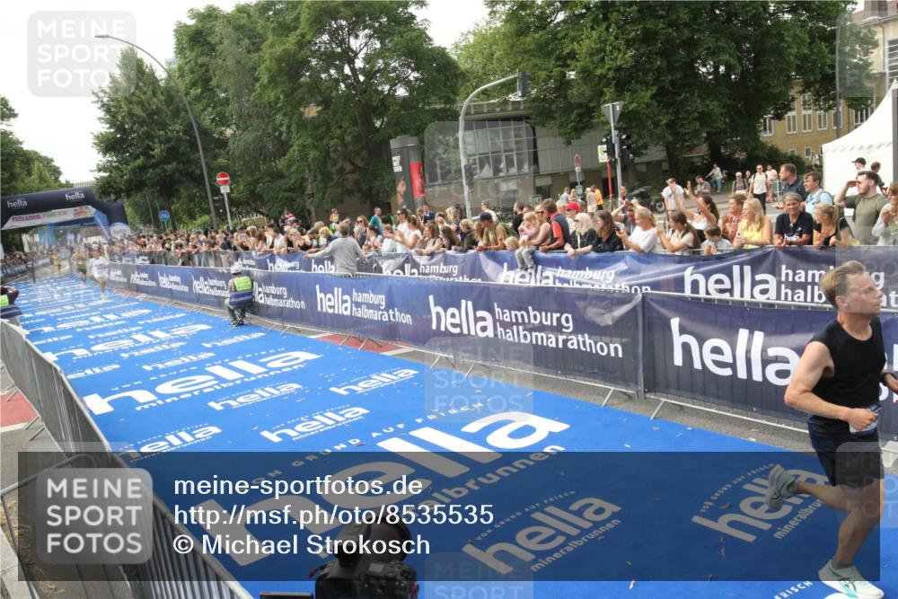29.06.2025 - hella hamburg halbmarathon Michael Strokosch http://msf.ph/oto/8535535 29.06.2025 10:20:50 Ziel  meine-sportfotos.de