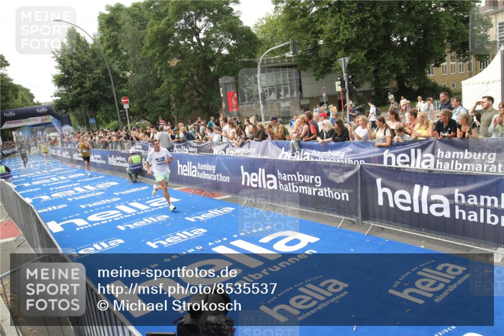 29.06.2025 - hella hamburg halbmarathon Michael Strokosch http://msf.ph/oto/8535537 29.06.2025 10:20:53 Ziel  meine-sportfotos.de