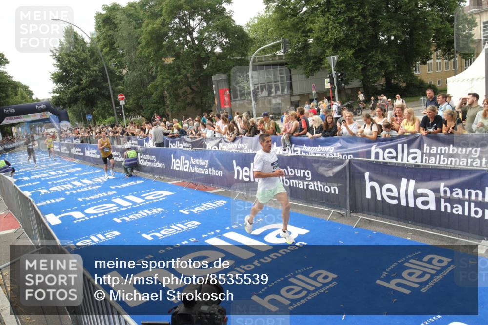 29.06.2025 - hella hamburg halbmarathon Michael Strokosch http://msf.ph/oto/8535539 29.06.2025 10:20:54 Ziel  meine-sportfotos.de