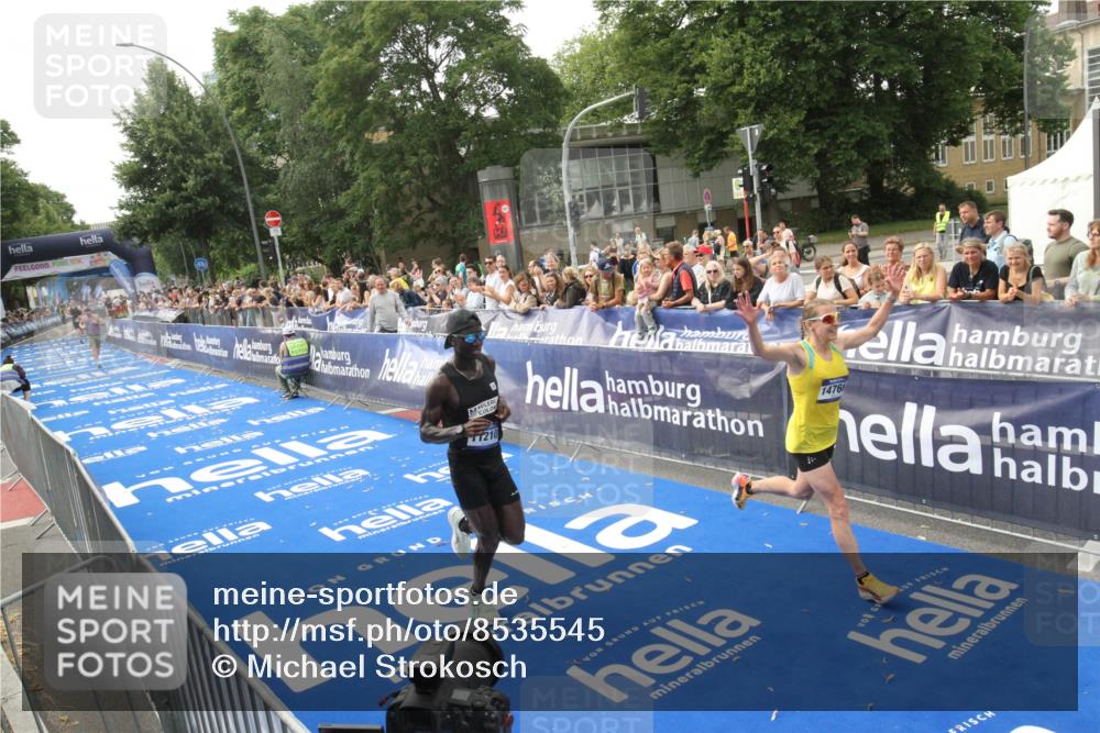29.06.2025 - hella hamburg halbmarathon Michael Strokosch http://msf.ph/oto/8535545 29.06.2025 10:20:59 Ziel  meine-sportfotos.de