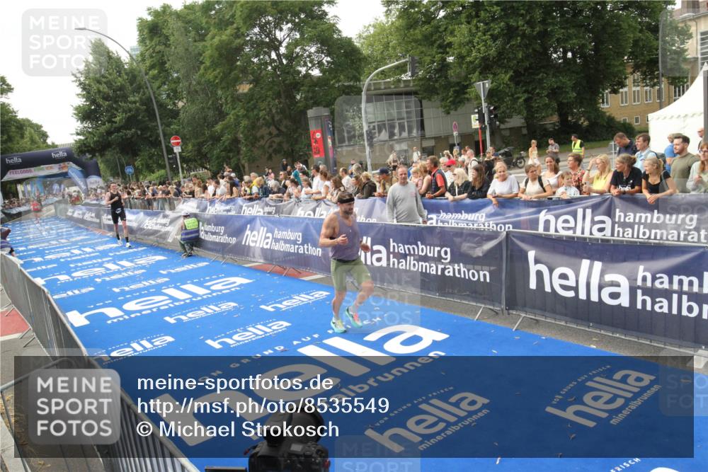 29.06.2025 - hella hamburg halbmarathon Michael Strokosch http://msf.ph/oto/8535549 29.06.2025 10:21:03 Ziel  meine-sportfotos.de