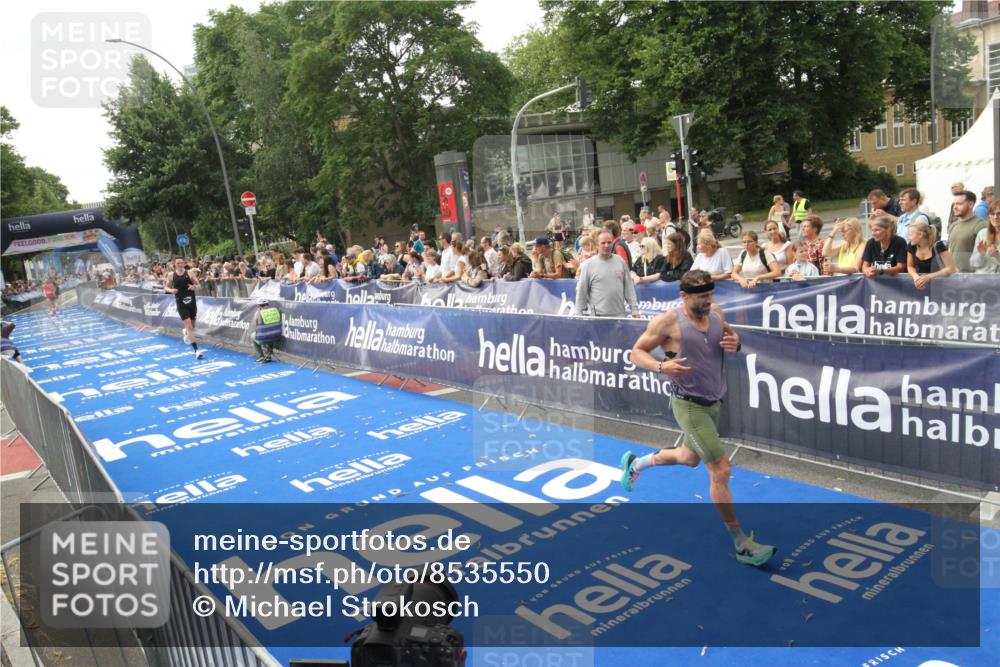 29.06.2025 - hella hamburg halbmarathon Michael Strokosch http://msf.ph/oto/8535550 29.06.2025 10:21:04 Ziel  meine-sportfotos.de