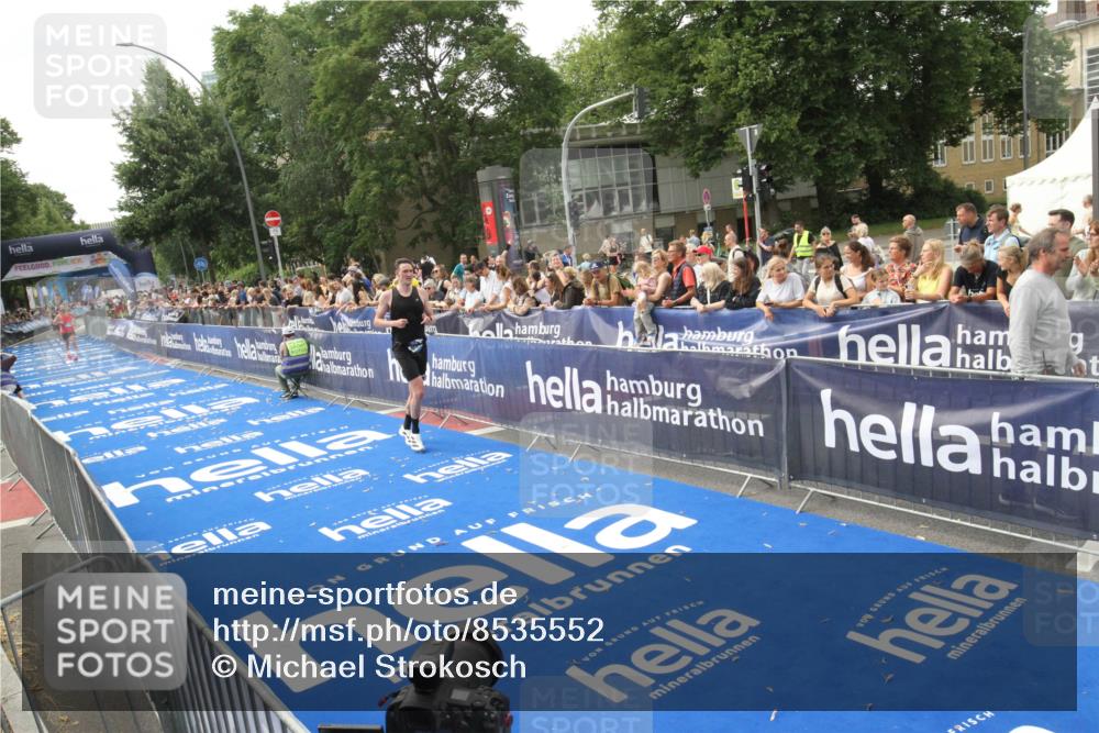 29.06.2025 - hella hamburg halbmarathon Michael Strokosch http://msf.ph/oto/8535552 29.06.2025 10:21:06 Ziel  meine-sportfotos.de