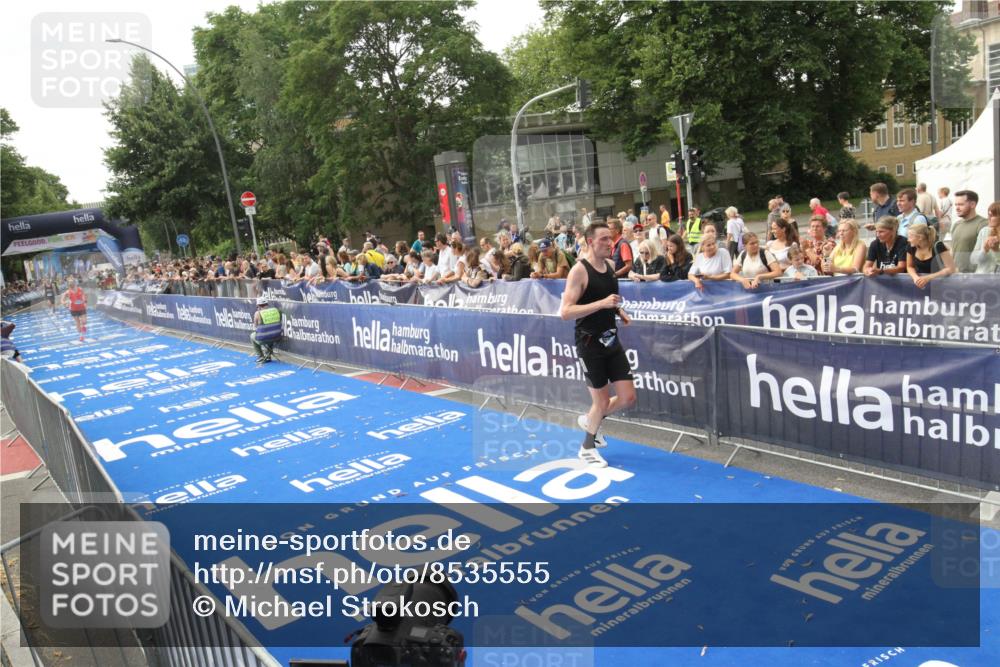 29.06.2025 - hella hamburg halbmarathon Michael Strokosch http://msf.ph/oto/8535555 29.06.2025 10:21:07 Ziel  meine-sportfotos.de