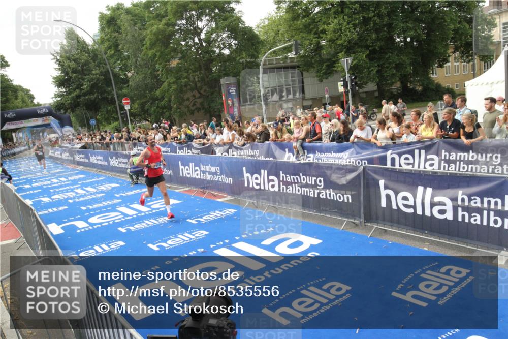 29.06.2025 - hella hamburg halbmarathon Michael Strokosch http://msf.ph/oto/8535556 29.06.2025 10:21:11 Ziel  meine-sportfotos.de