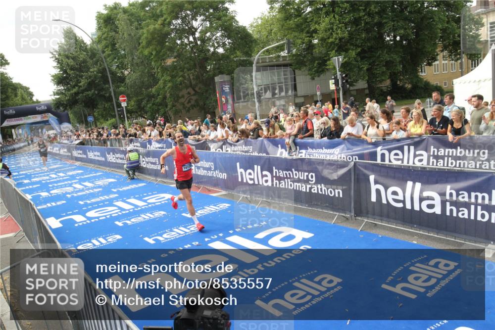 29.06.2025 - hella hamburg halbmarathon Michael Strokosch http://msf.ph/oto/8535557 29.06.2025 10:21:11 Ziel  meine-sportfotos.de