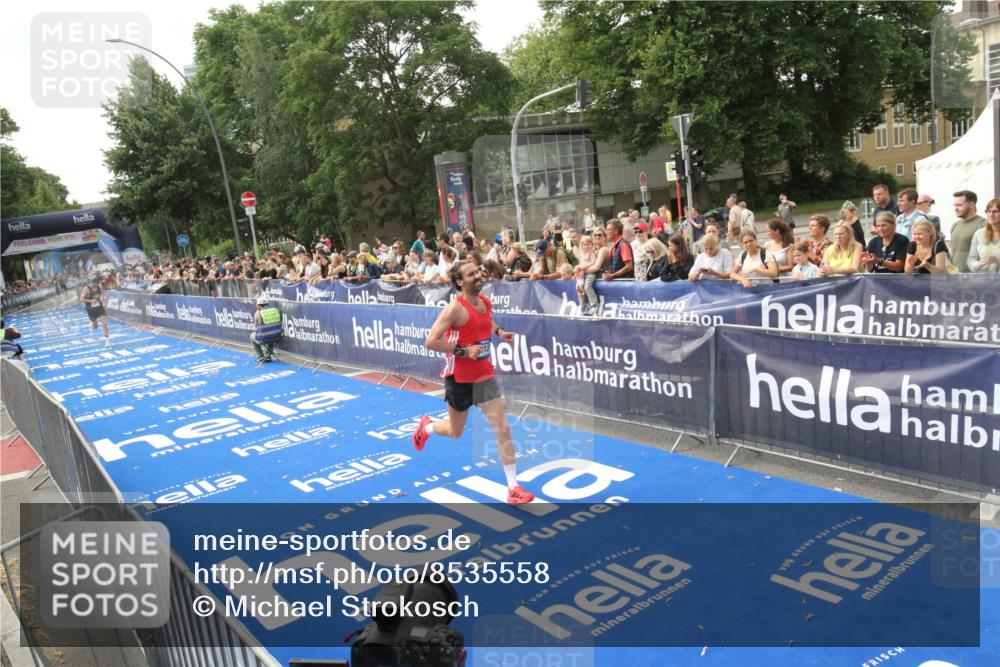 29.06.2025 - hella hamburg halbmarathon Michael Strokosch http://msf.ph/oto/8535558 29.06.2025 10:21:11 Ziel  meine-sportfotos.de