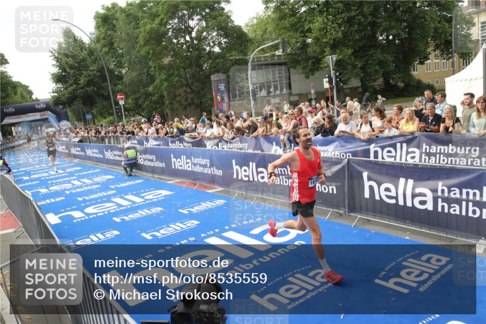 29.06.2025 - hella hamburg halbmarathon Michael Strokosch http://msf.ph/oto/8535559 29.06.2025 10:21:12 Ziel  meine-sportfotos.de