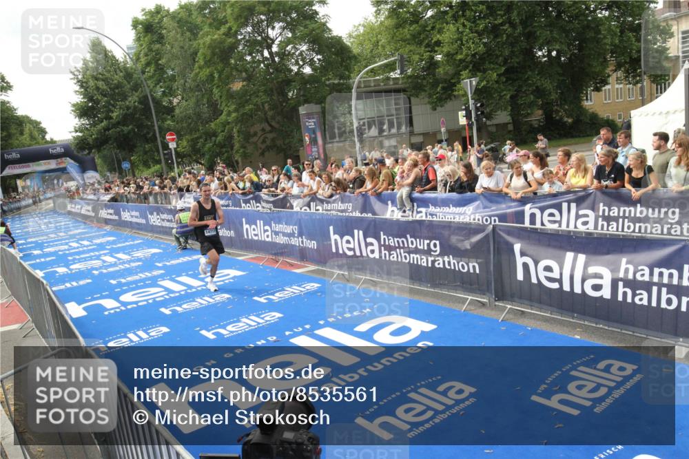29.06.2025 - hella hamburg halbmarathon Michael Strokosch http://msf.ph/oto/8535561 29.06.2025 10:21:14 Ziel  meine-sportfotos.de