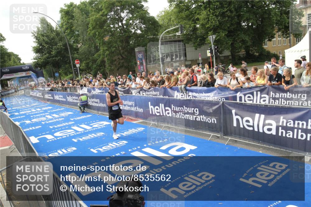 29.06.2025 - hella hamburg halbmarathon Michael Strokosch http://msf.ph/oto/8535562 29.06.2025 10:21:15 Ziel  meine-sportfotos.de