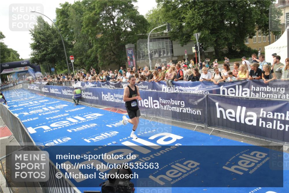 29.06.2025 - hella hamburg halbmarathon Michael Strokosch http://msf.ph/oto/8535563 29.06.2025 10:21:15 Ziel  meine-sportfotos.de