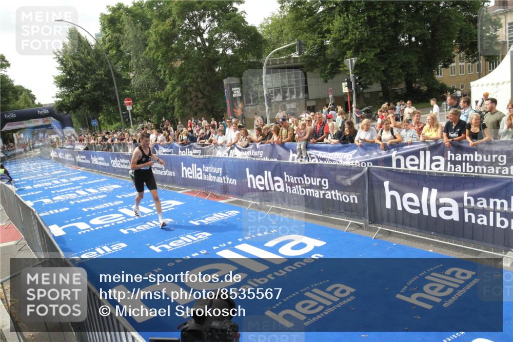 29.06.2025 - hella hamburg halbmarathon Michael Strokosch http://msf.ph/oto/8535567 29.06.2025 10:21:26 Ziel  meine-sportfotos.de