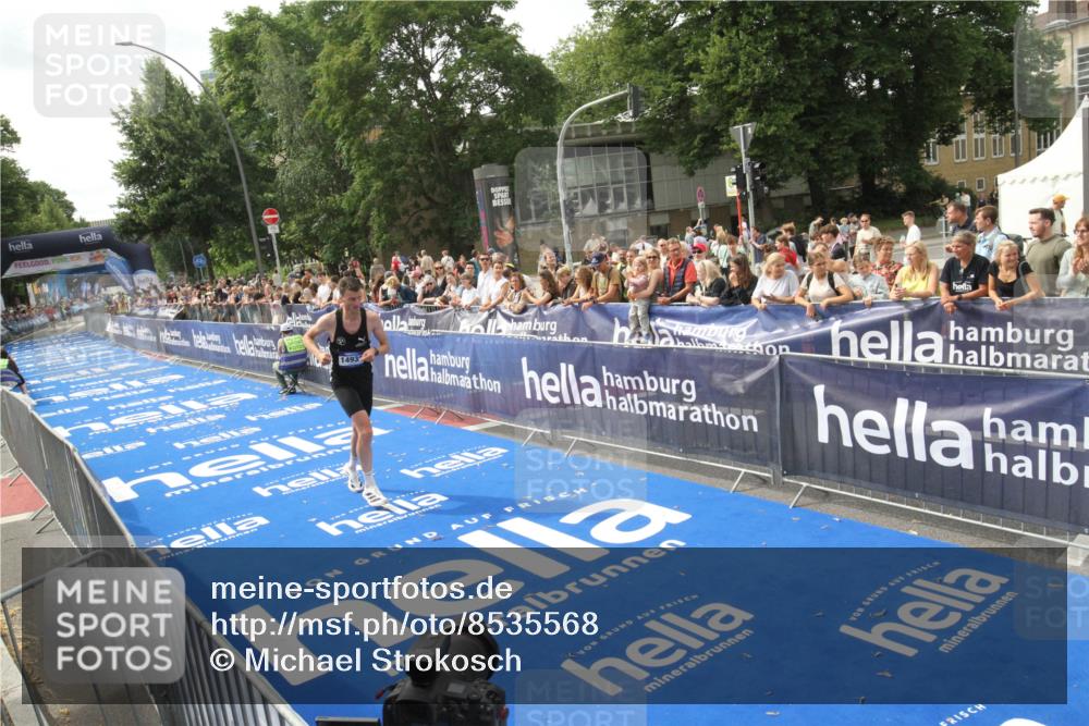 29.06.2025 - hella hamburg halbmarathon Michael Strokosch http://msf.ph/oto/8535568 29.06.2025 10:21:26 Ziel  meine-sportfotos.de
